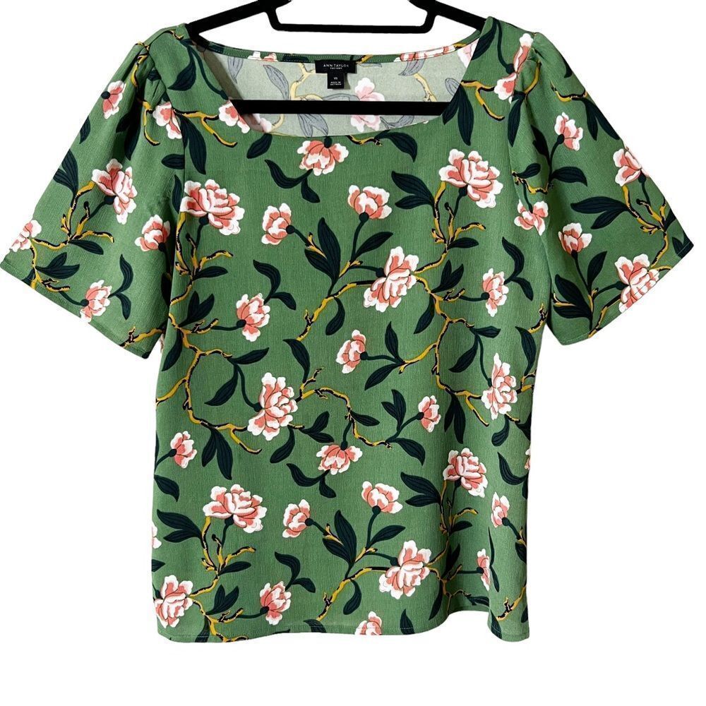 Ann Taylor Factory Short Sleeve Green Floral Blouse. Size Extra Small
